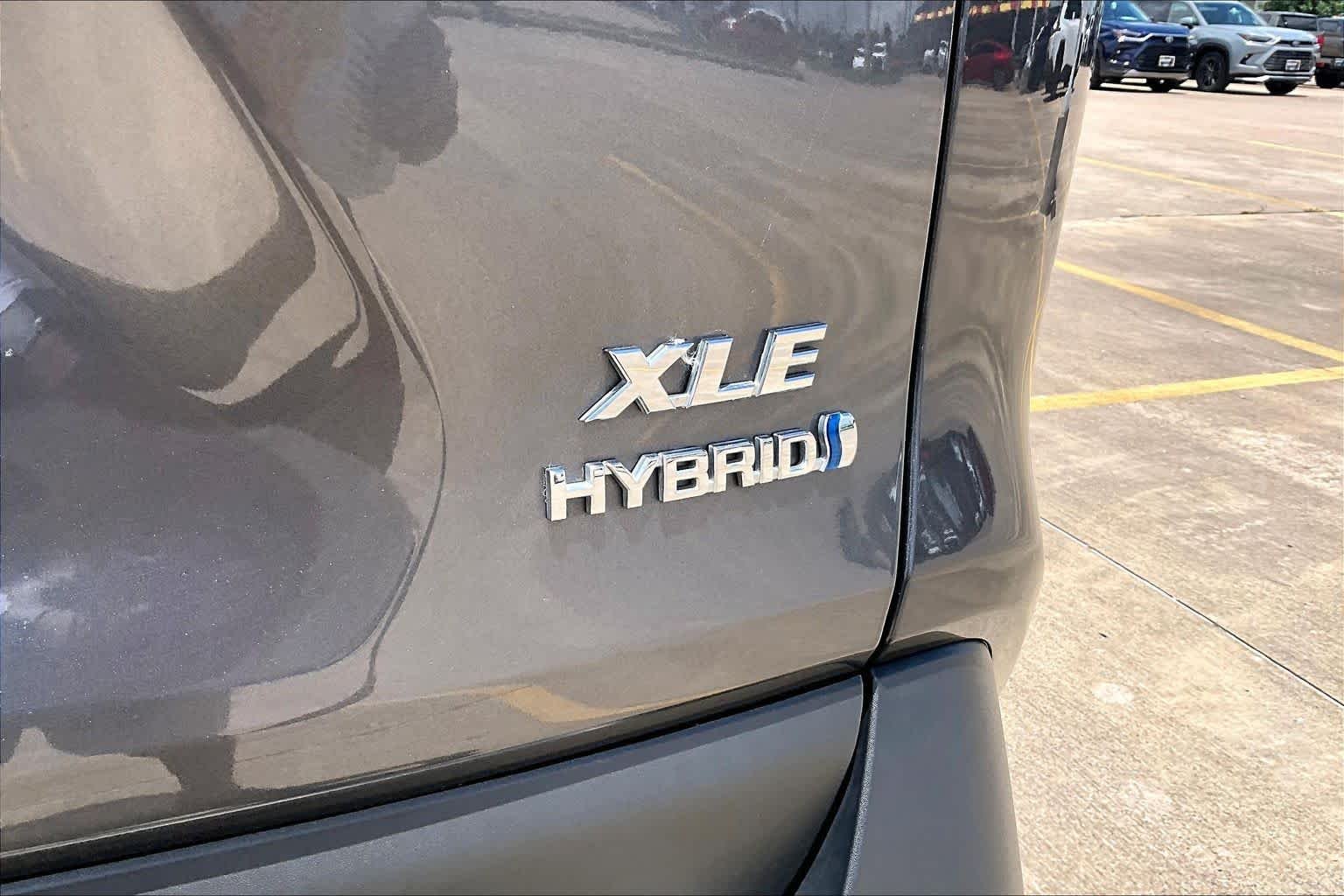 Used 2024 Magnetic Gray Metallic Toyota Hybrid XLE Premium image 10