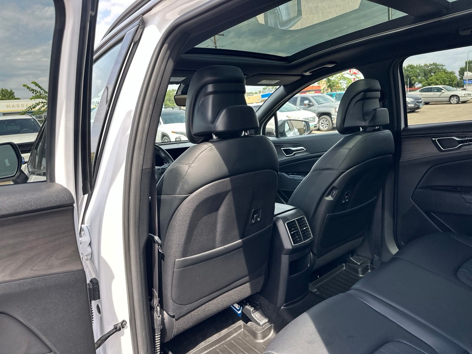 Used 2023 White Kia X-Pro image 22
