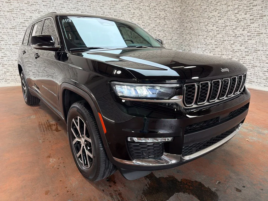 Used 2023 Diamond Black Crystal Pearlcoat Jeep Limited image 9