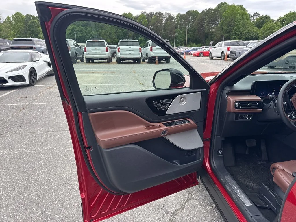 Used 2025 Red Lincoln Reserve image 27