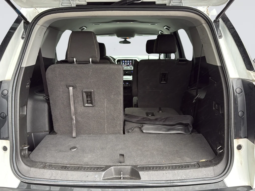 Used 2020 White GMC SLE image 35