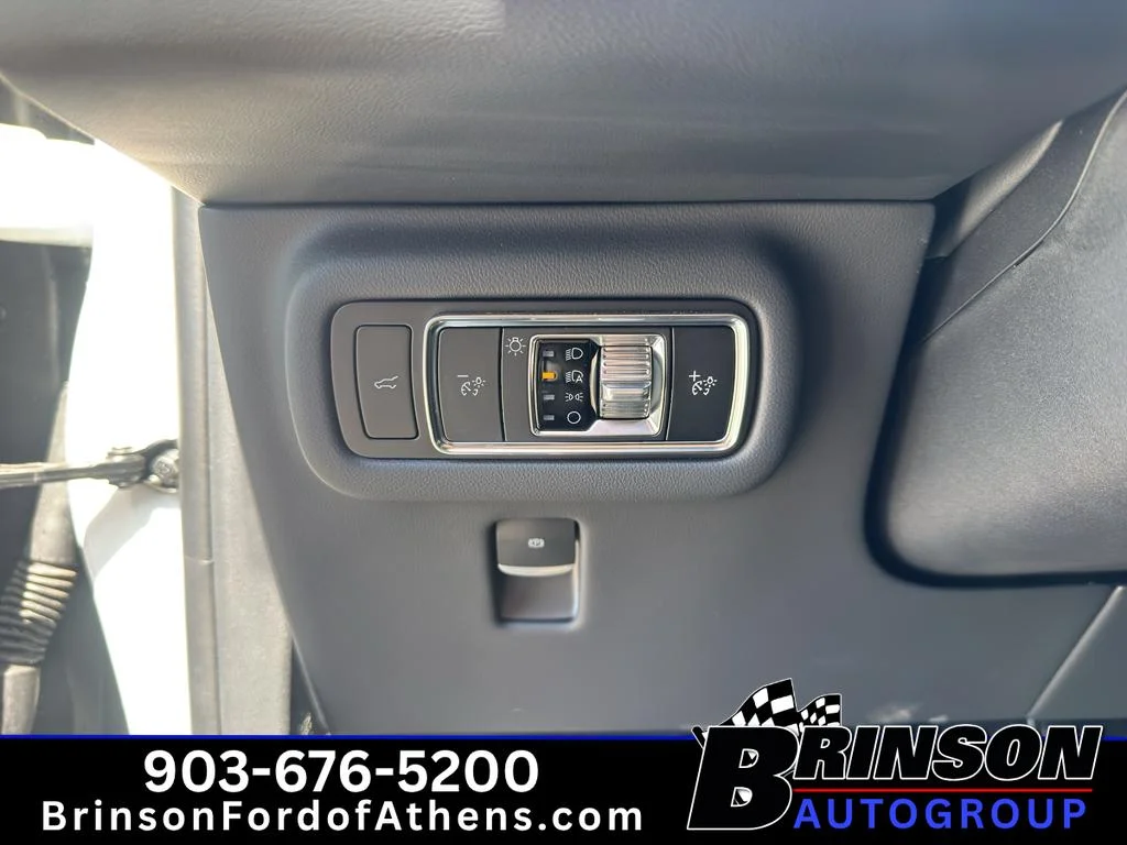 Used 2024 White Platinum Tri-Coat Metallic Lincoln Premiere image 24