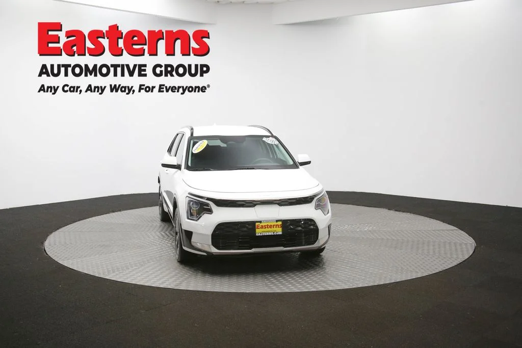 Used 2024 White Kia Wind image 51