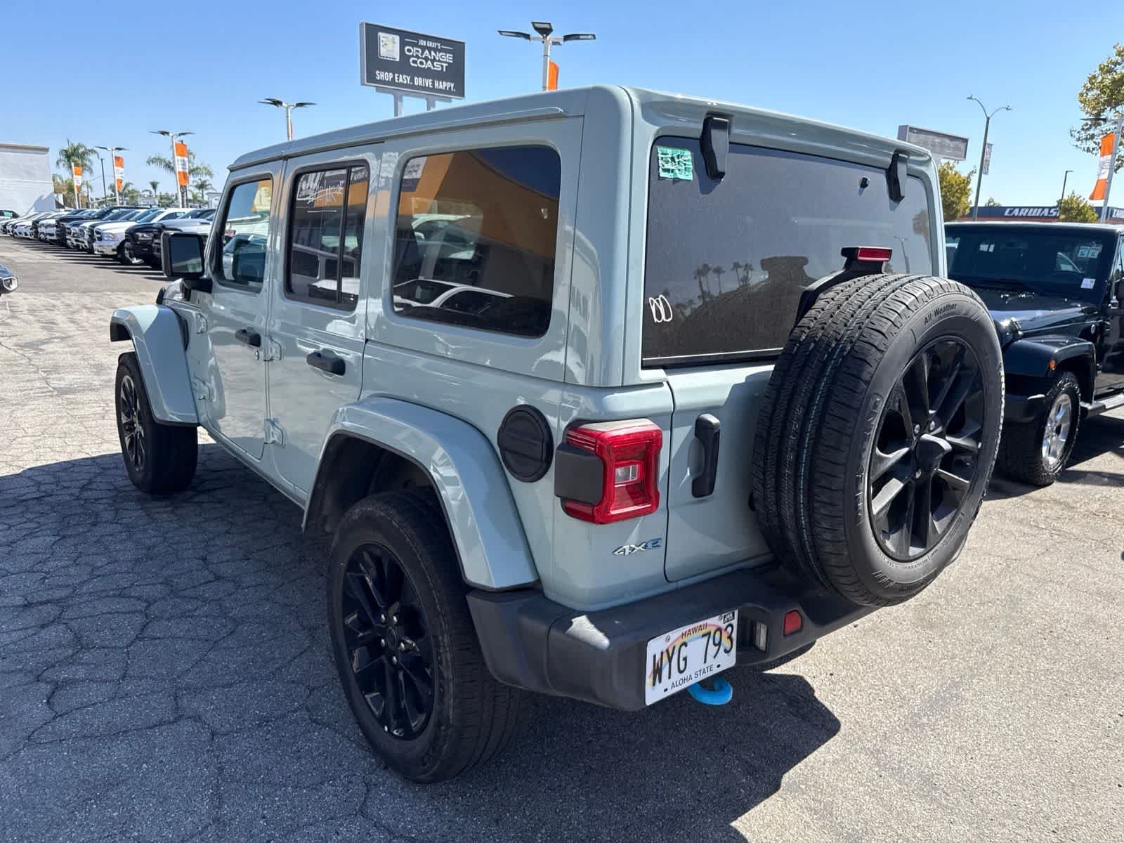 Used 2024 Earl Clearcoat Jeep Sahara image 21