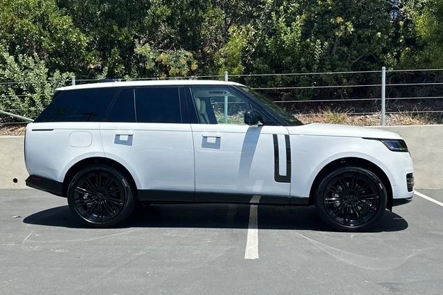 New 2026 Ostuni Pearl White Land Rover SE image 6