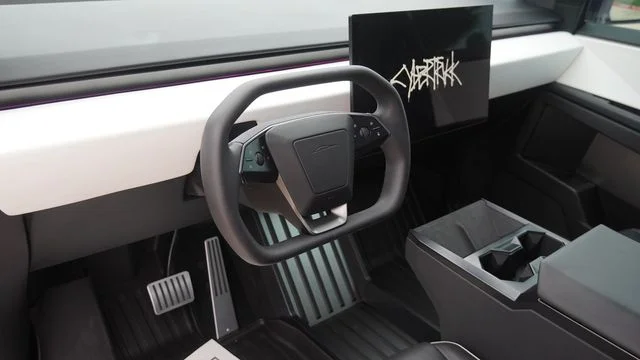 2024 Tesla Cybertruck Base - Photo 17