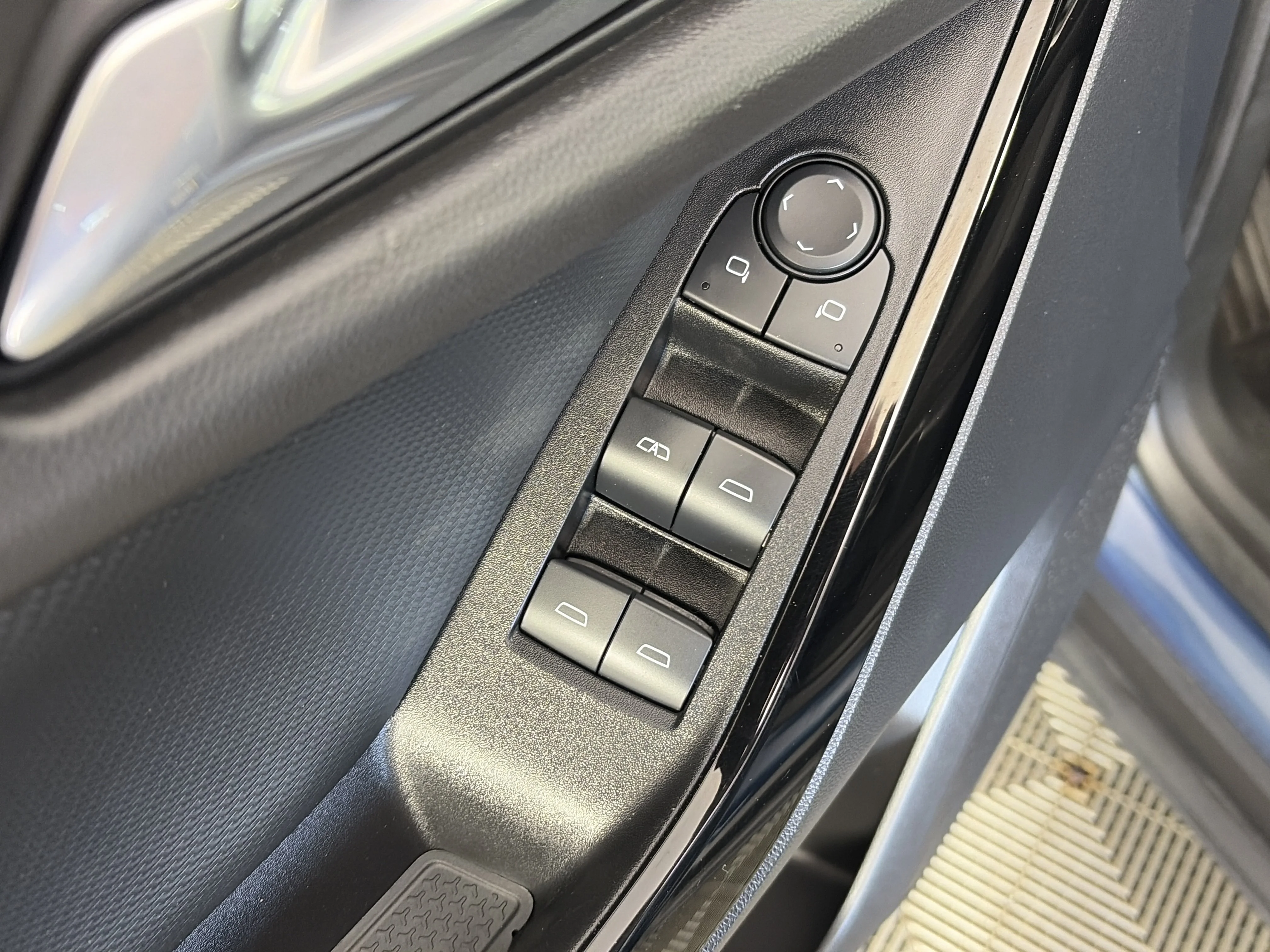 2025 Chevrolet Equinox LT - Photo 29