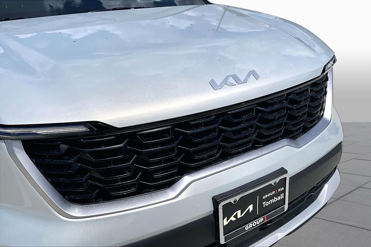 New 2026 Ivory Silver Kia LX image 27