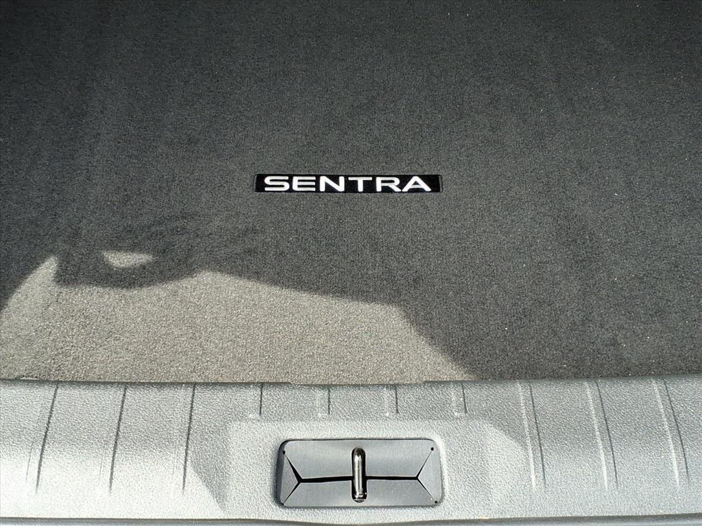 New 2026 Atlantic Gray Metallic / Super Black Two-tone Nissan SR image 27