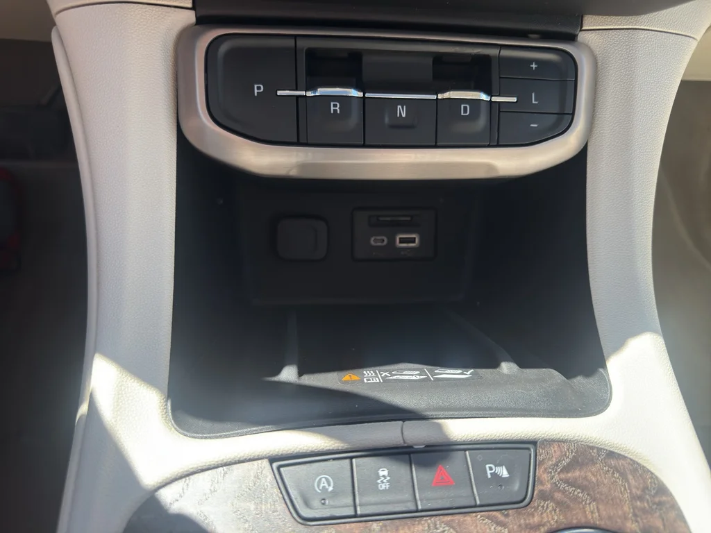 Used 2022 White Frost Tricoat GMC Denali image 25