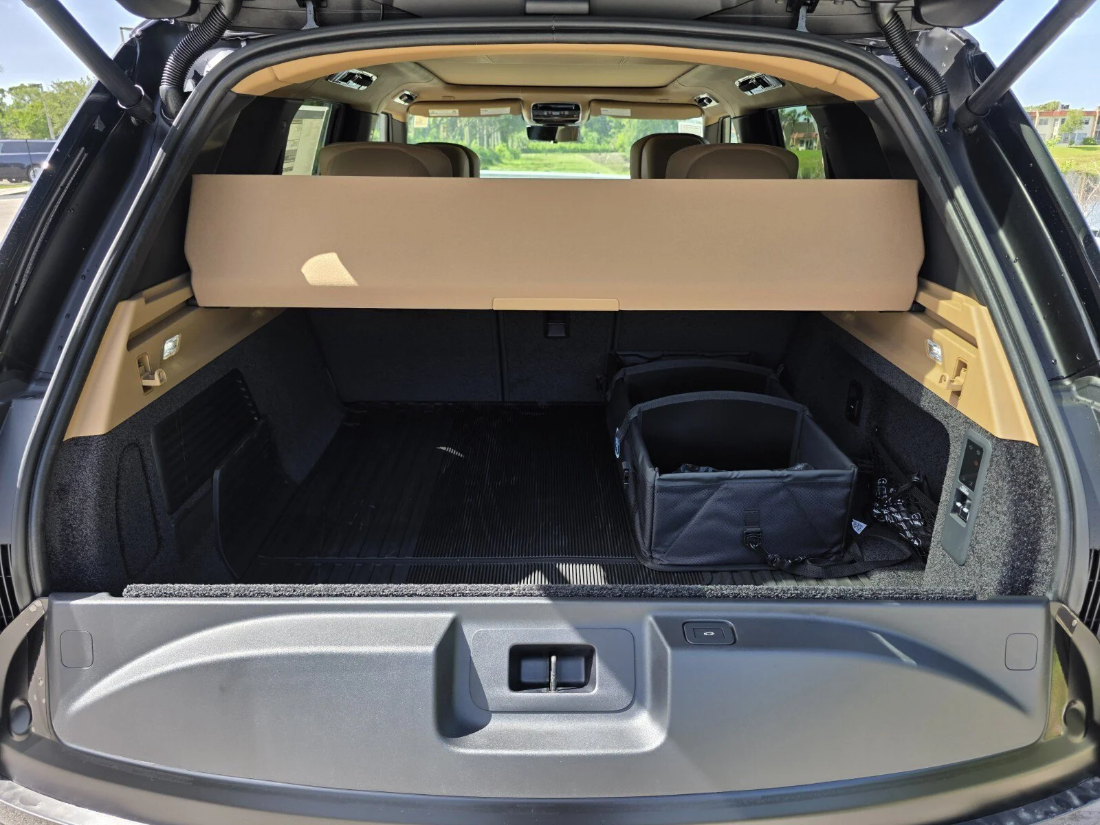 New 2026 Obsidian Black SV Bespoke Ultra Metallic Satin Land Rover P530 Autobiography image 16