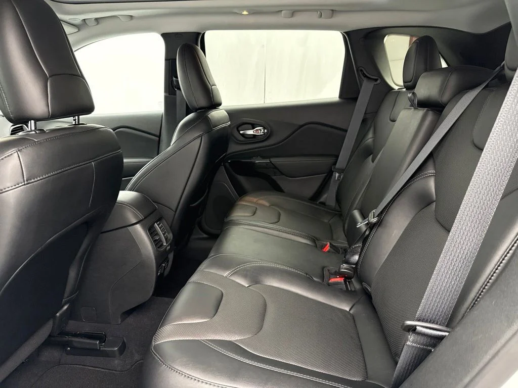 Used 2023 White Jeep Altitude image 15