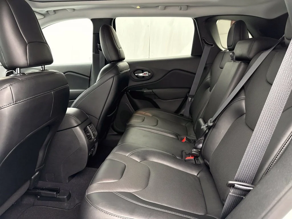 Used 2023 White Jeep Altitude image 15