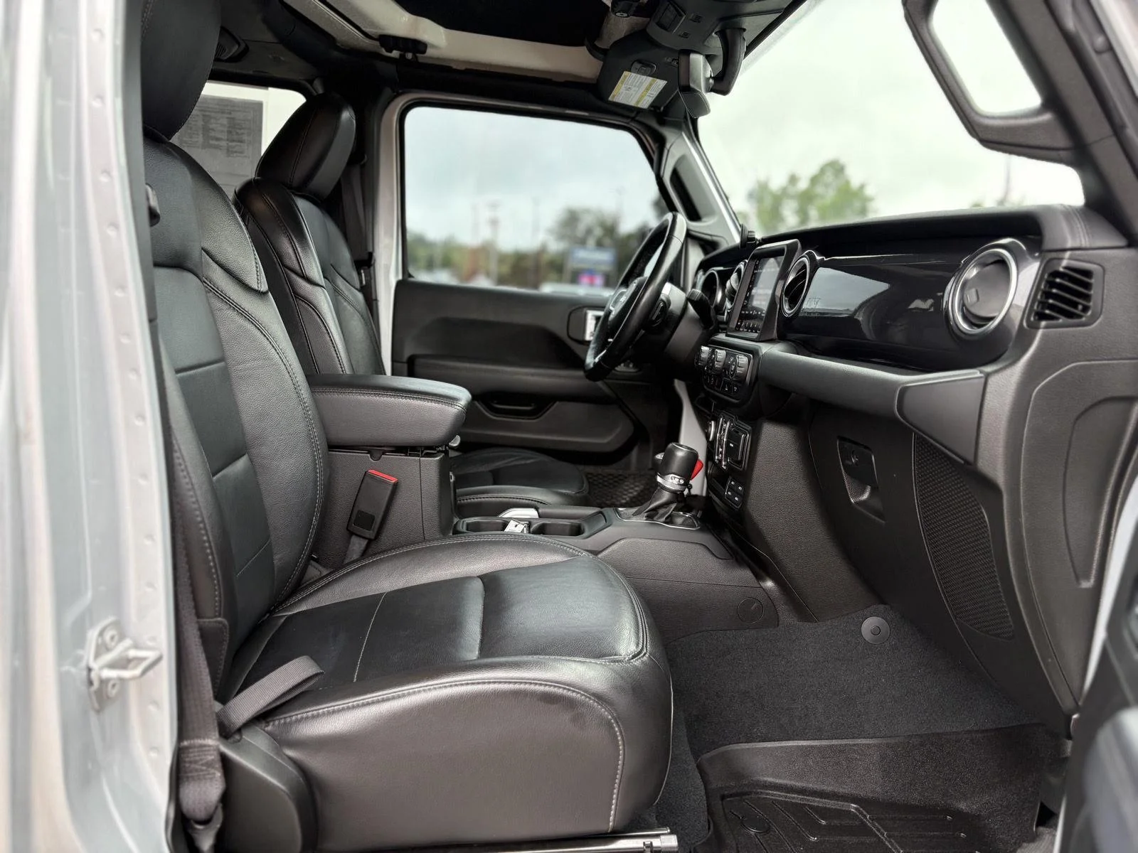 Used 2022 Silver Zynith Clearcoat Jeep Unlimited Sahara Altitude image 8