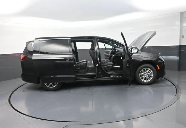 New 2027 Diamond Black Crystal Pearl-Coat Exterior Paint Chrysler Select image 36