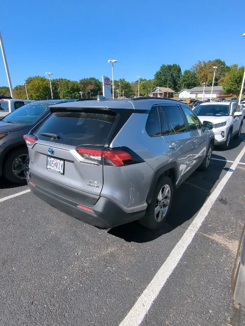 Used 2021 Silver Toyota XLE Premium image 6
