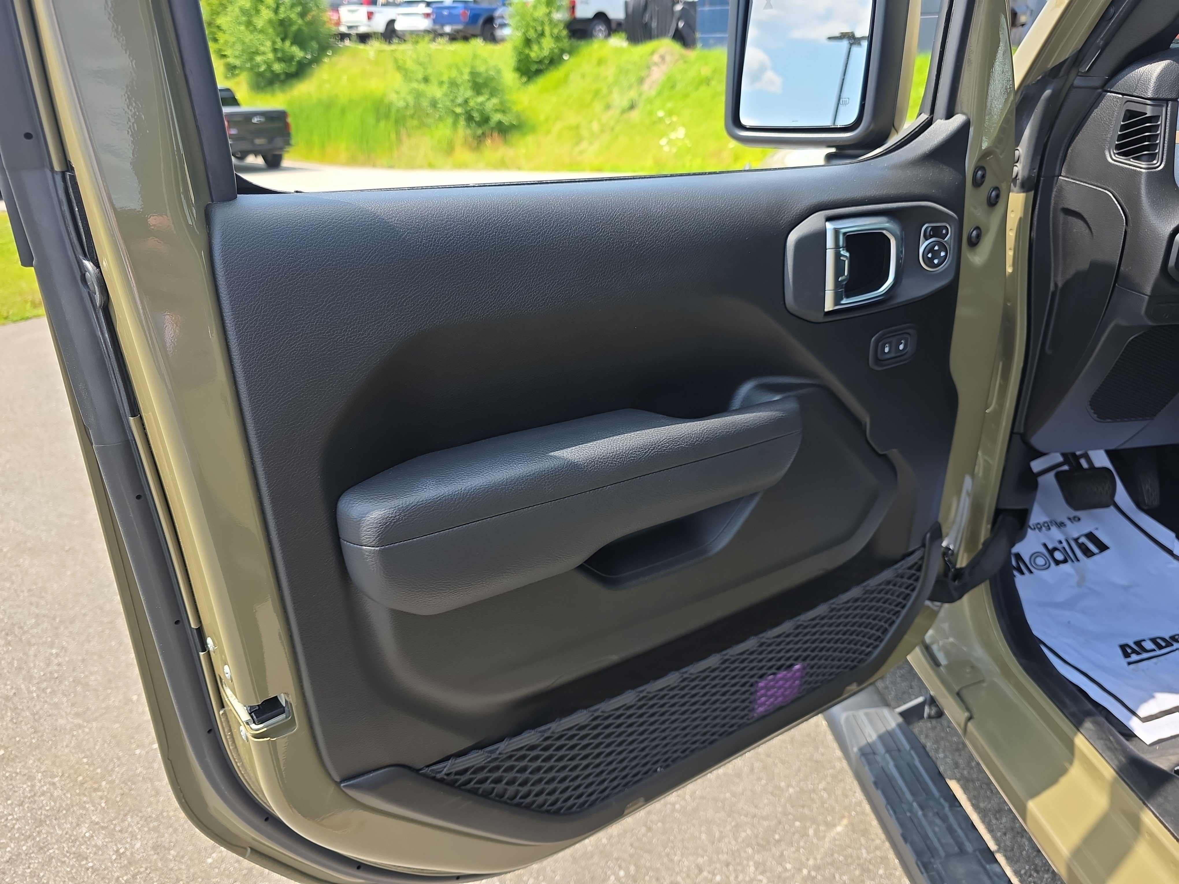Used 2025 41 Jeep Sport S image 9