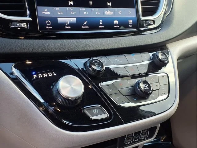 Used 2024  Chrysler Touring L image 5