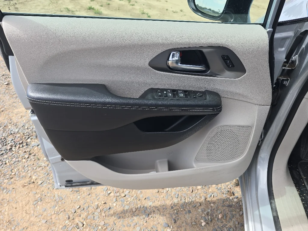 Used 2024 Silver Chrysler Touring L image 11