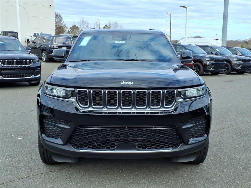 Used 2025 Diamond Black Crystal Pearlcoat Jeep Laredo image 2