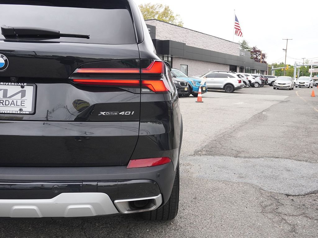 Used 2024 Black BMW xDrive40i image 18