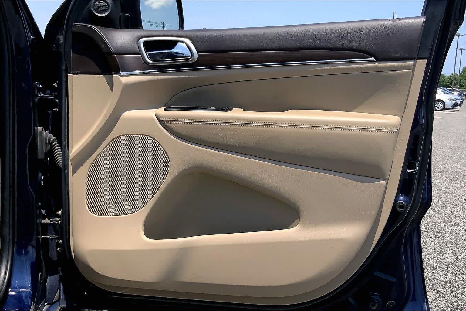 Used 2015 True Blue Pearlcoat Jeep Overland image 29