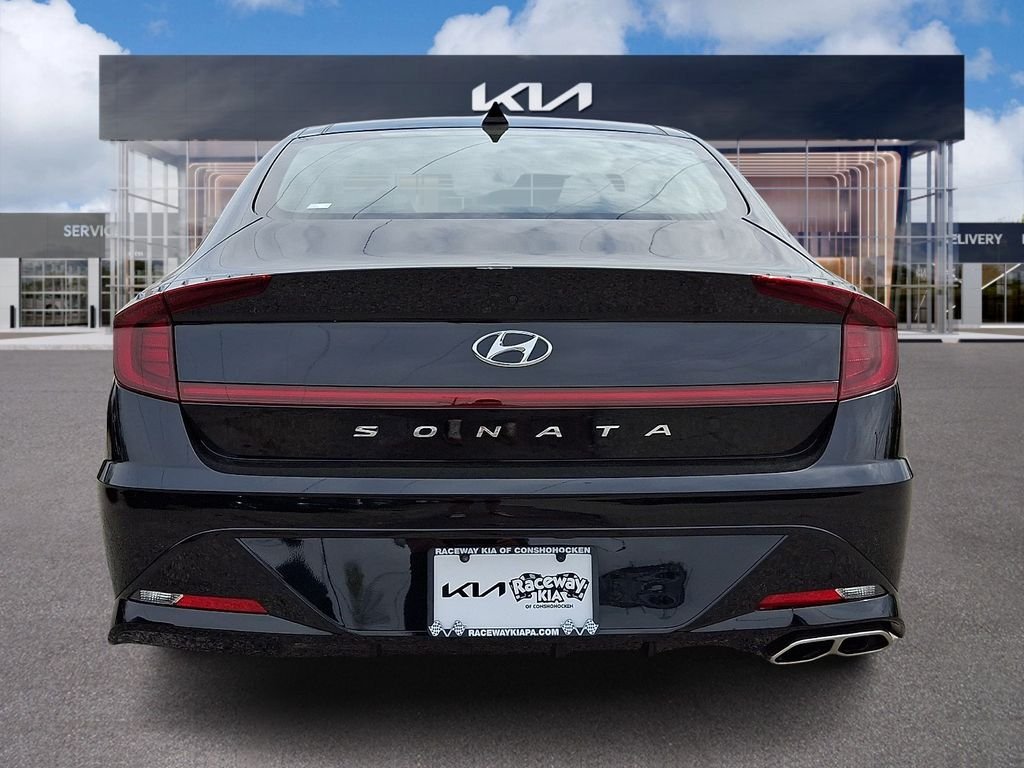 Used 2023 Black Hyundai SEL image 5