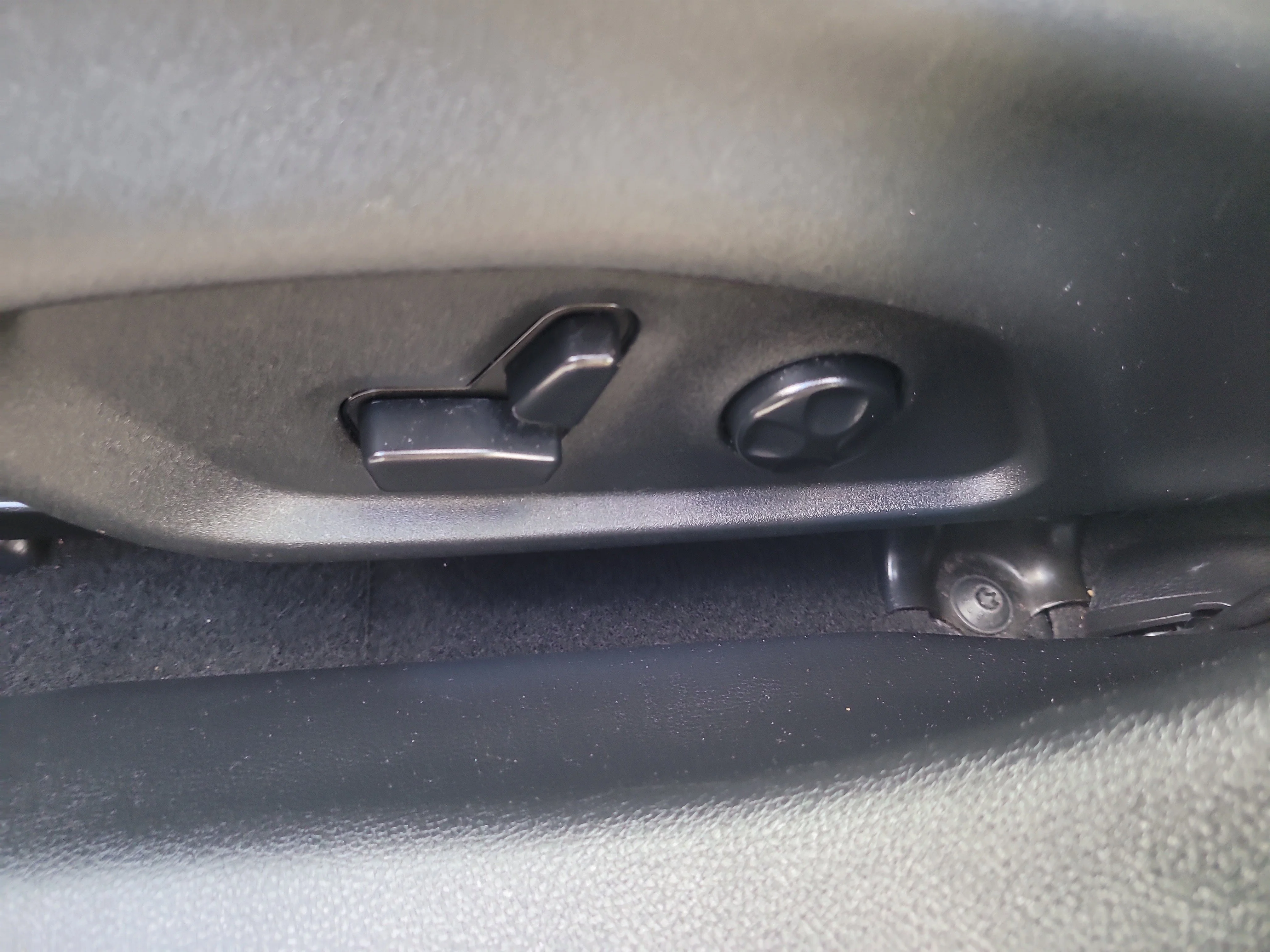 Used 2018 White Clearcoat Jeep Latitude image 24