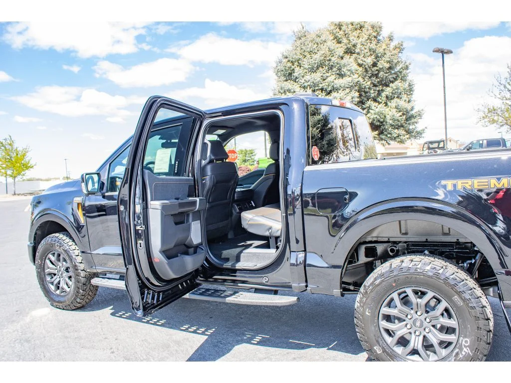 New 2026 AGATE BLACK METALLIC Ford Tremor image 17