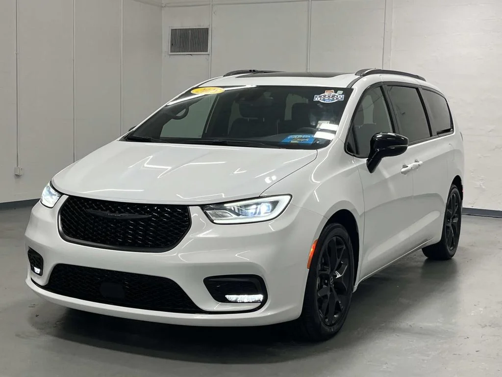 Used 2025 Bright White Clearcoat Chrysler Limited FWD 1 OWNER 3.6L image 4