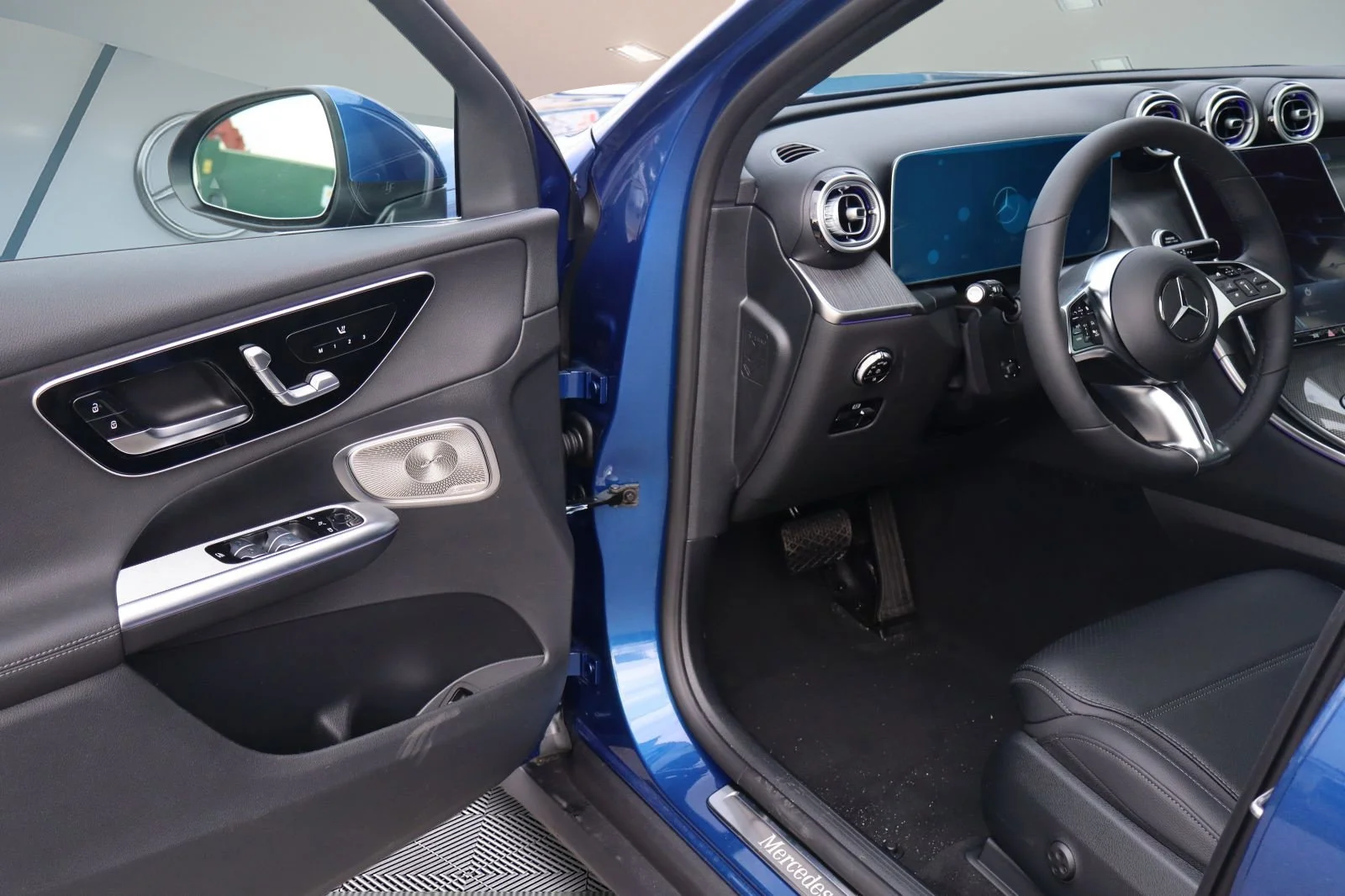 Used 2026 Blue Mercedes-Benz GLC 300 image 7