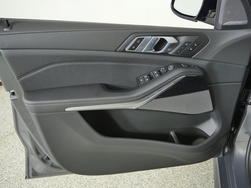 New 2026 Dravit Grey Metallic BMW xDrive40i image 34