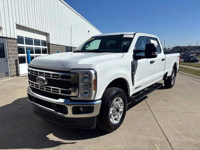 Certified Used 2025 Oxford White Clearcoat Ford XLT image 4