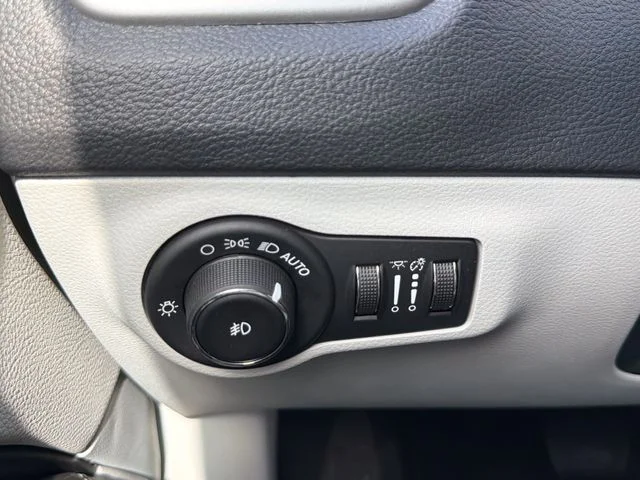 Used 2019 Blue Jeep Latitude image 26