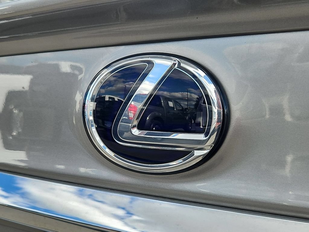 Used 2015 Silver Lexus 300h image 25