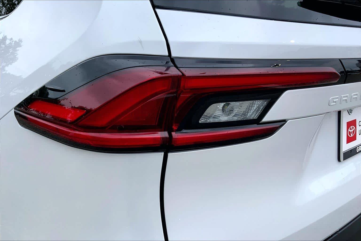 Used 2025 Wind Chill Pearl Toyota XLE image 28