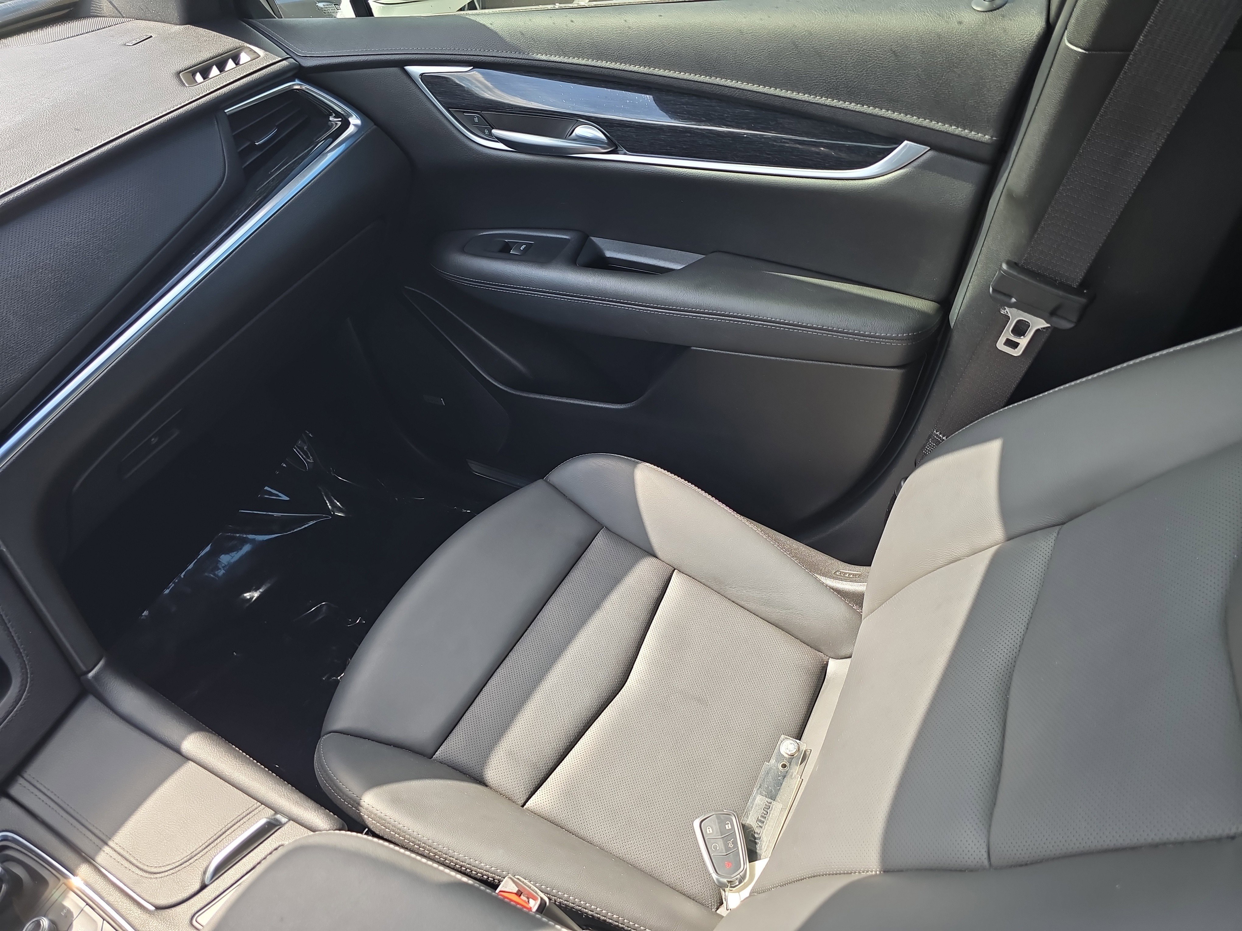 Used 2022 Crystal White Tricoat Cadillac FWD Premium Luxury image 16