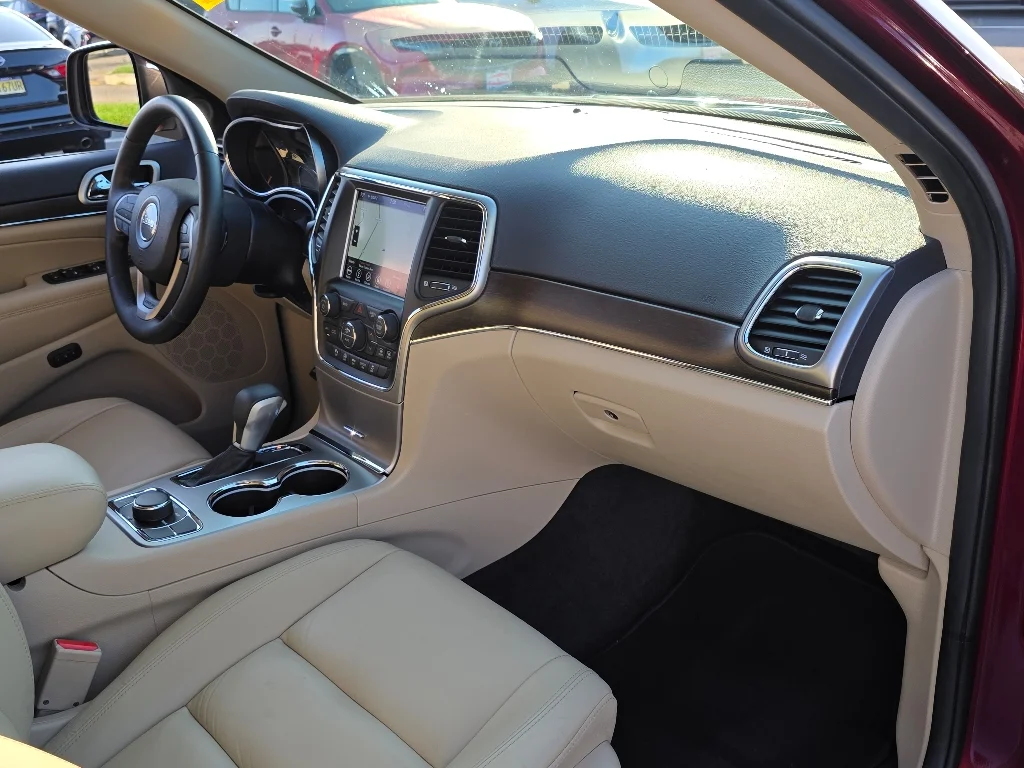 Used 2018 Velvet Red Pearl Coat Jeep Limited image 21