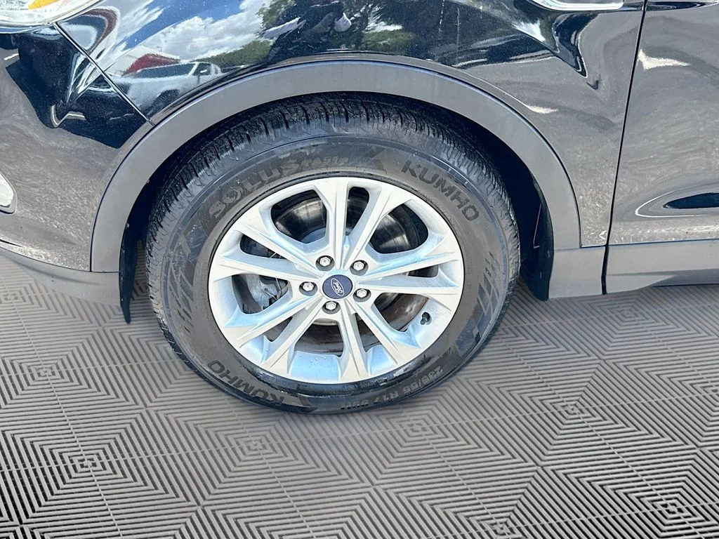 Used 2018 Black Ford SE image 33