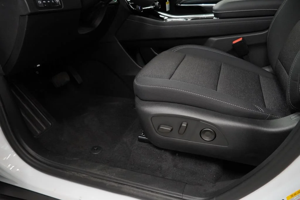 New 2027 Summit White Chevrolet LT image 23