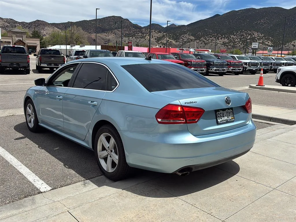 Used 2013 Glacier Blue Metallic Volkswagen SE image 4