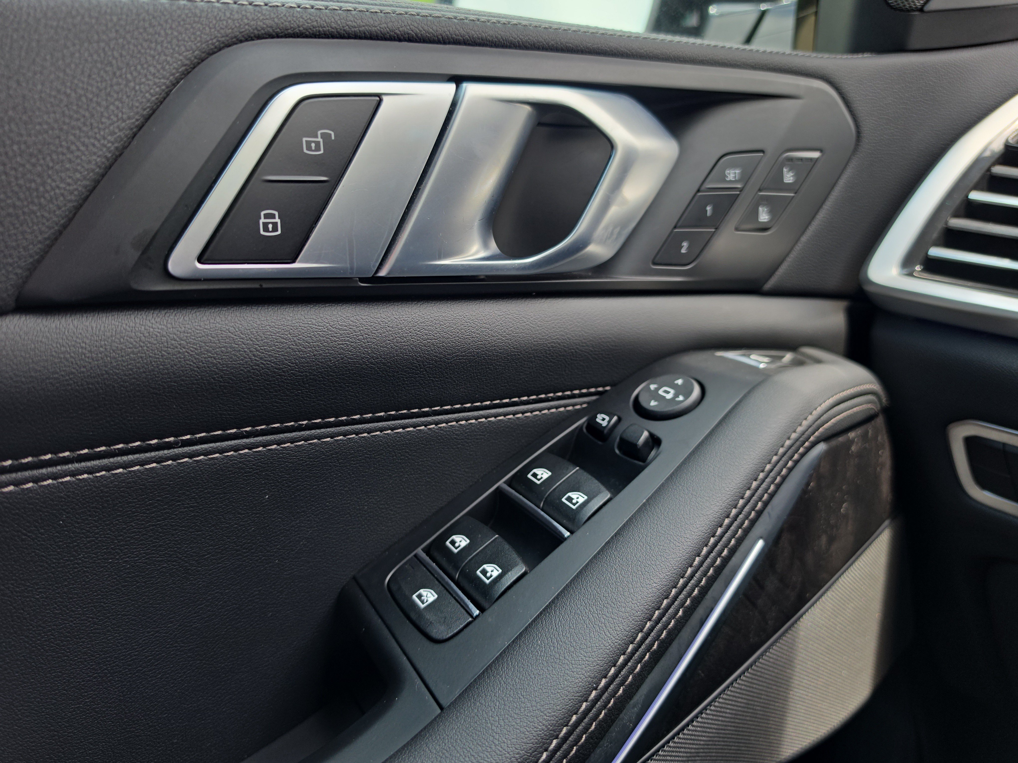 Used 2023 Carbon Black Metallic BMW xDrive40i image 29