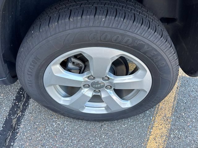 Used 2018 Billet Silver Metallic Clearcoat Jeep Latitude image 11