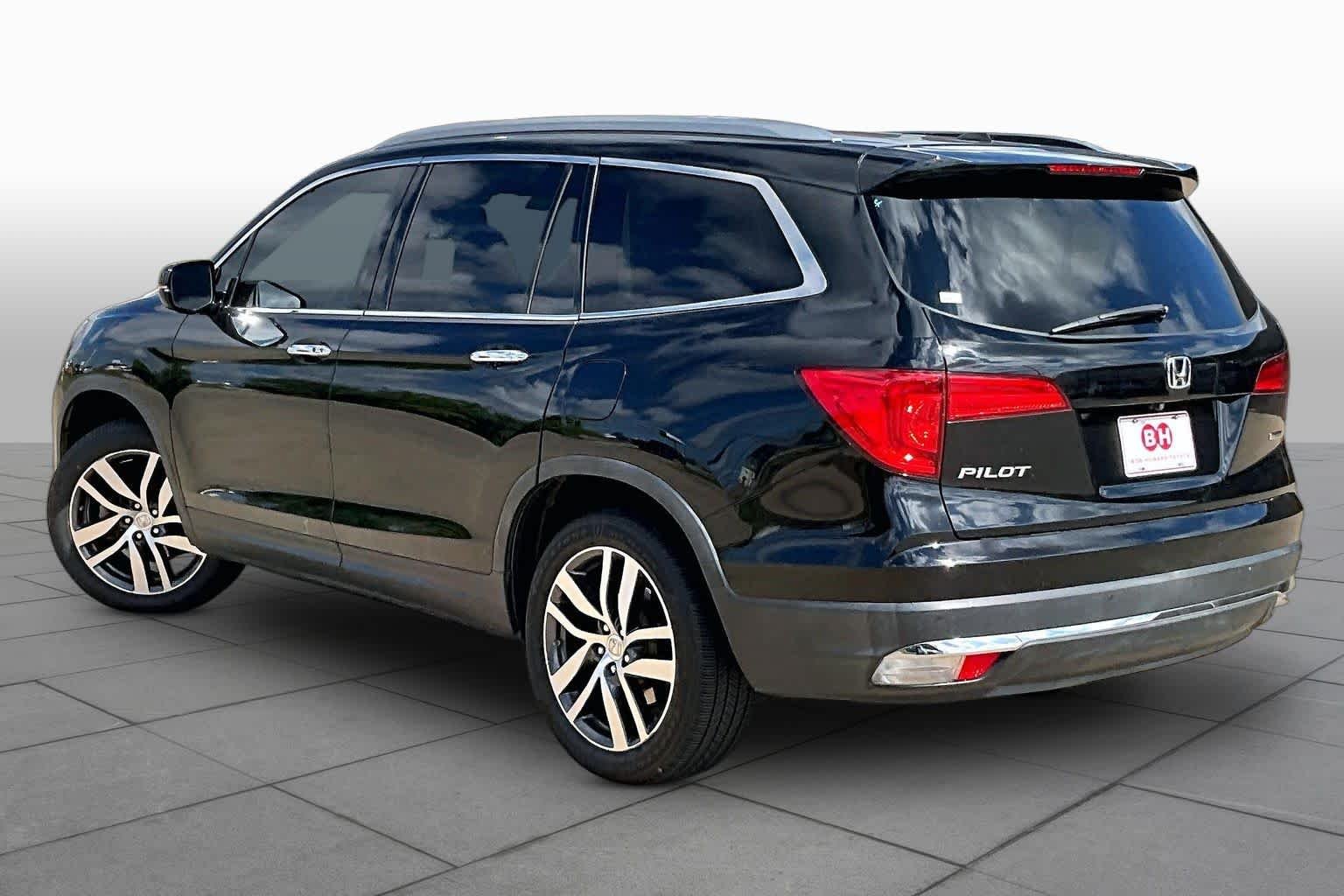 Used 2016 Crystal Black Pearl Honda Touring image 12