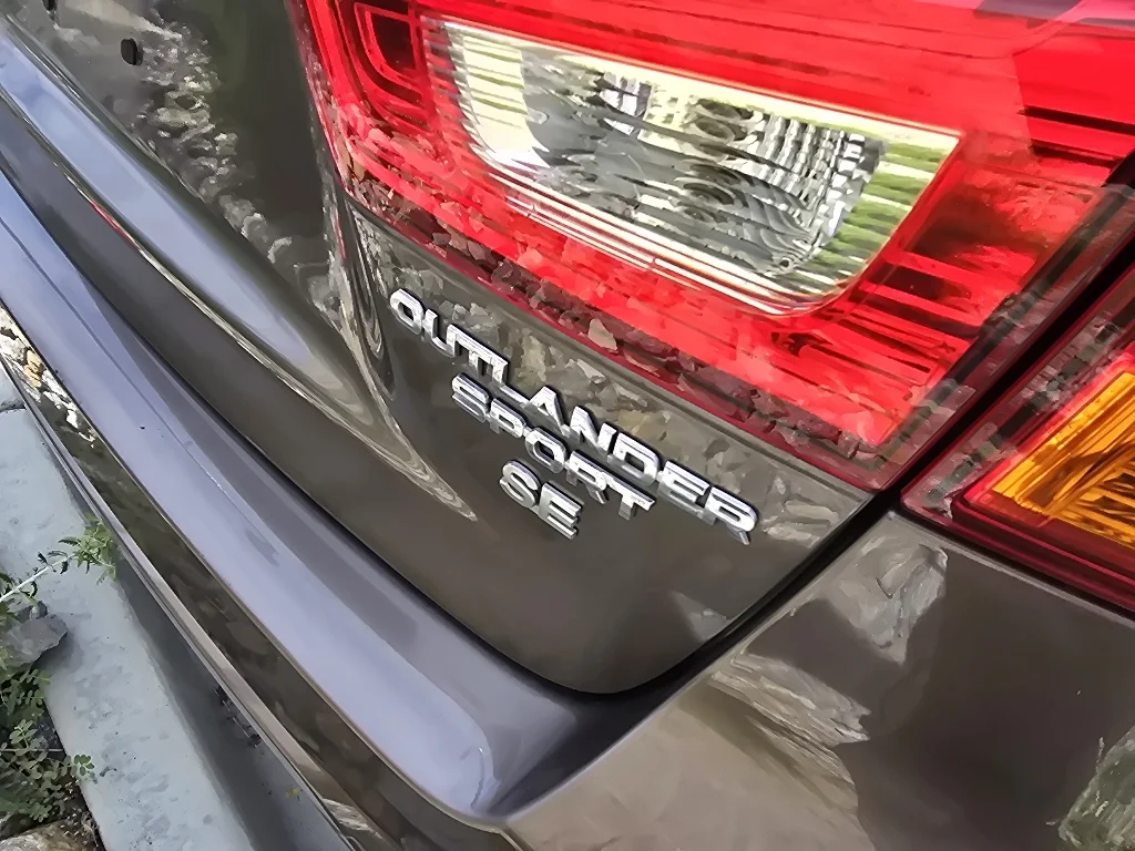Used 2018 Quartz Brown Metallic Mitsubishi SE 2.4 image 10