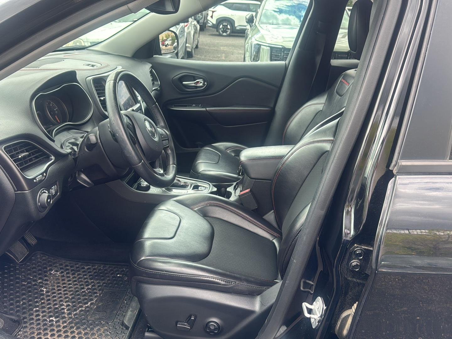 Used 2019 Diamond Black Crystal Pearlcoat Jeep Trailhawk image 8