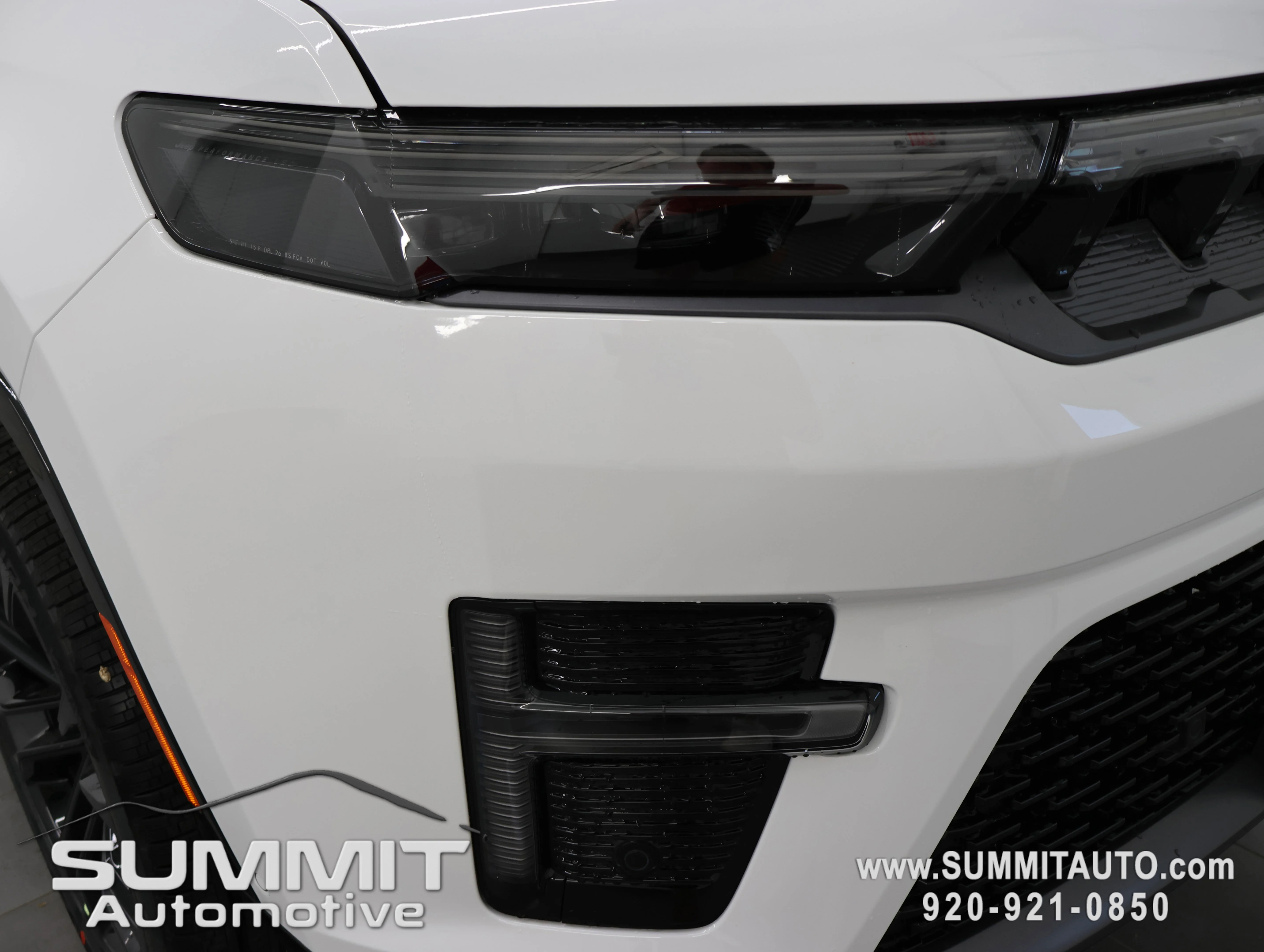 New 2026 Bright White Clear-Coat Exterior Paint Jeep Summit Obsidian image 27