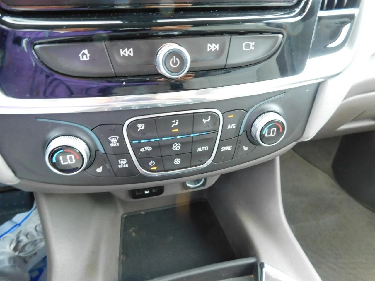 Used 2018 Silver Chevrolet FWD 4DR LT CLOTH W/1LT image 43