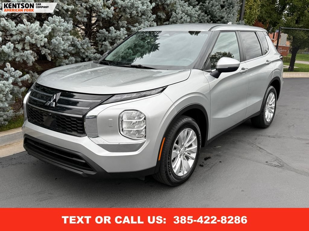 2025 Mitsubishi Outlander ES photo 3