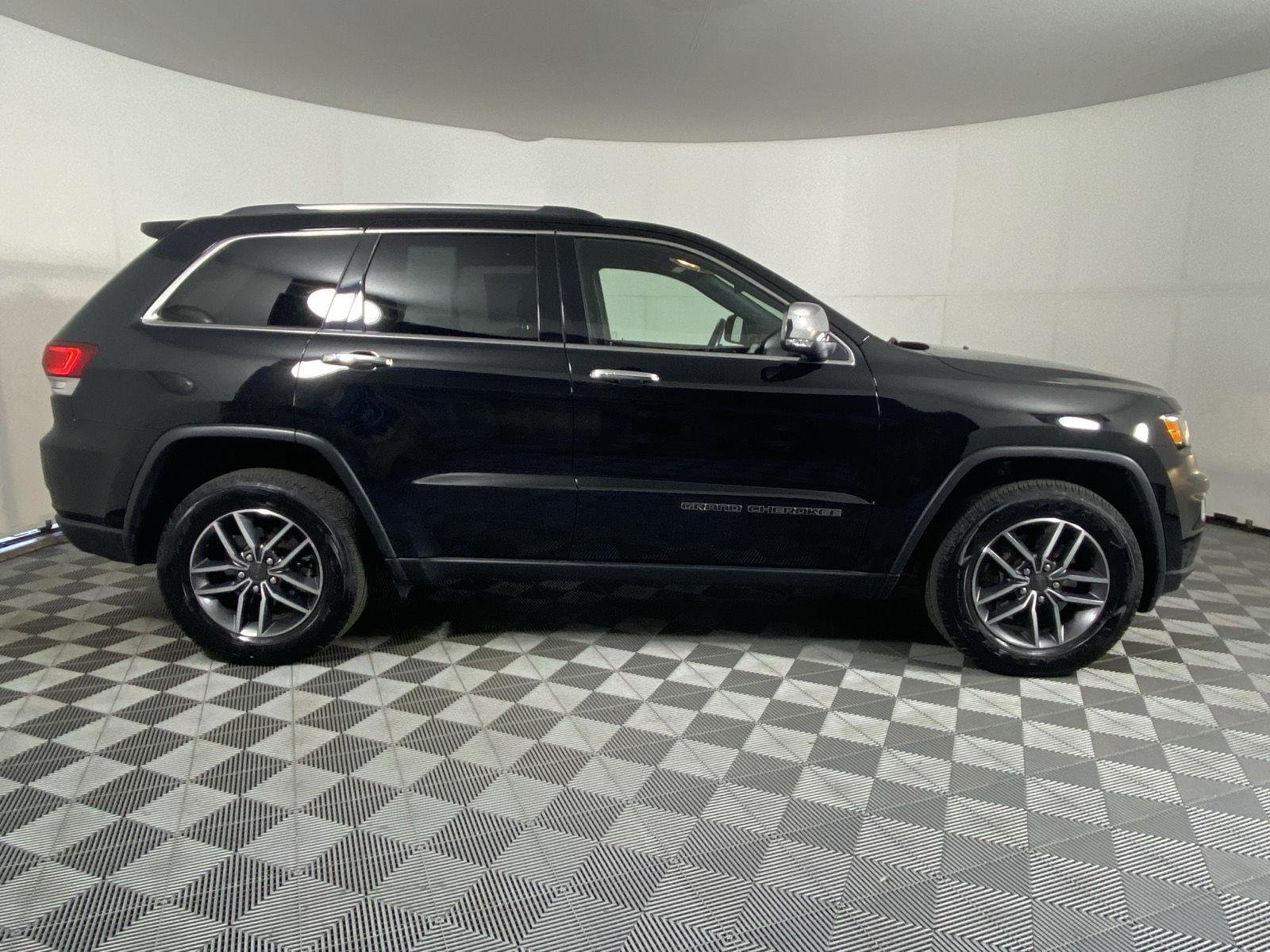 Used 2021 Diamond Black Crystal Pearlcoat Jeep Limited image 3